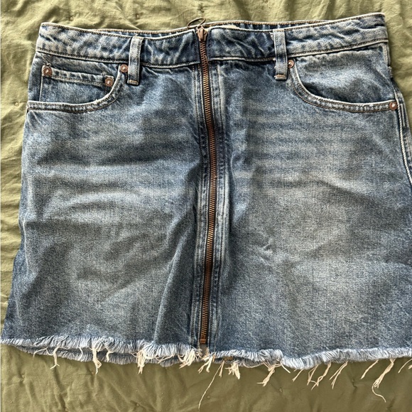 We The Free size 31 denim skirt with exposed zipper - Picture 2 of 6